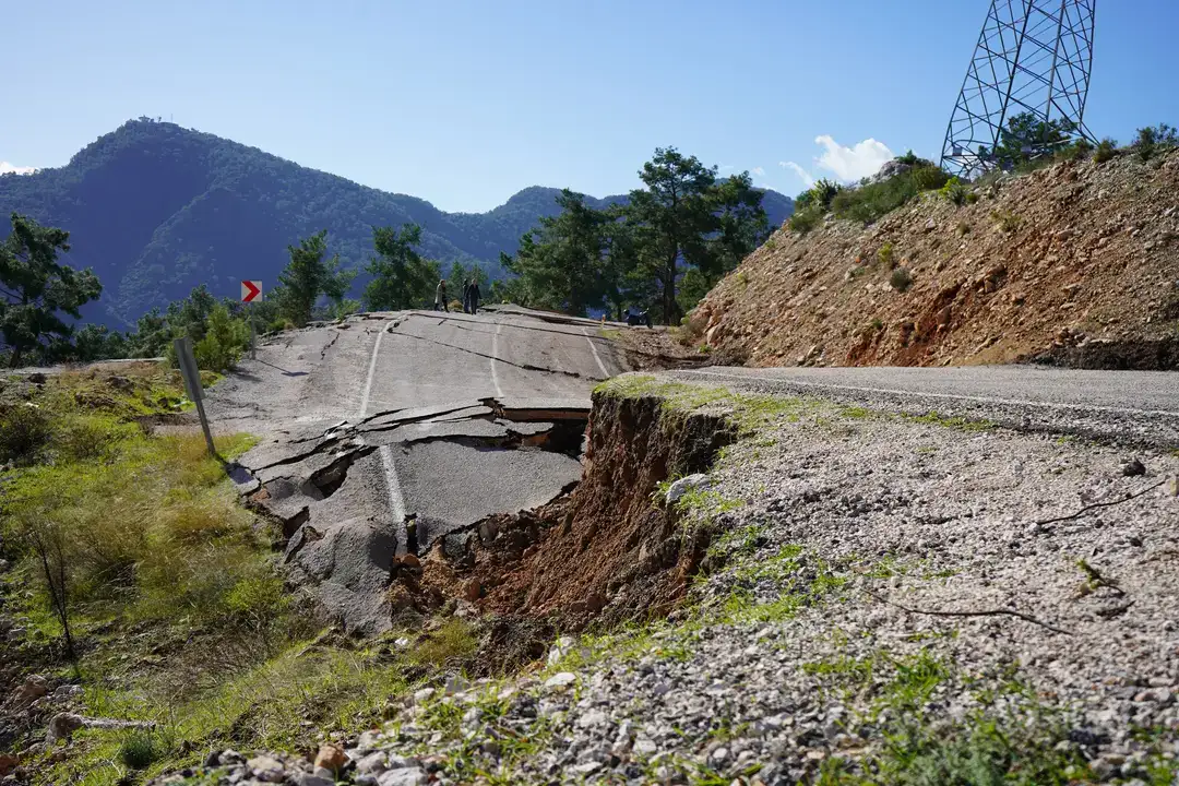 Asfalt Kağıt Gibi Yırtıldı, Dev Yarıklar Yolu Yuttu 6